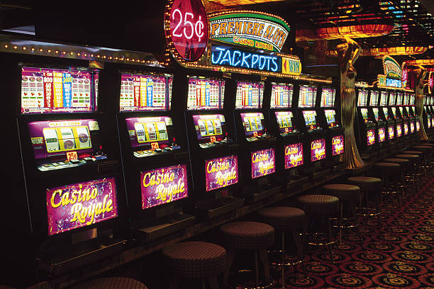 itudewa mobile app interface showing live-dealer table selection